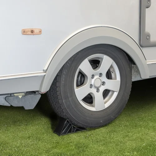 Stevige zwarte kunststof wielkeg voor caravan of camper gemonteerd in de bijbehorende kunststof houder-02