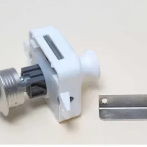 Mat zilverkleurig groot drukslot (pushlock) gemonteerd in een 15mm houten paneel voor caravanmeubels.