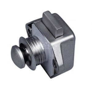 Groot mat zilverkleurig drukslot (pushlock) voor 15mm kastpanelen in een caravan interieur