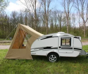 Karsten keukentent gemonteerd aan de achterzijde van een Gobanna caravan voor beschut koken.