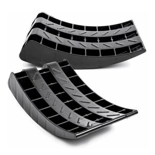 Set van twee afgeronde Froli wiggen (levelers) voor het traploos waterpas zetten van een caravan, inclusief zwarte opbergzak.