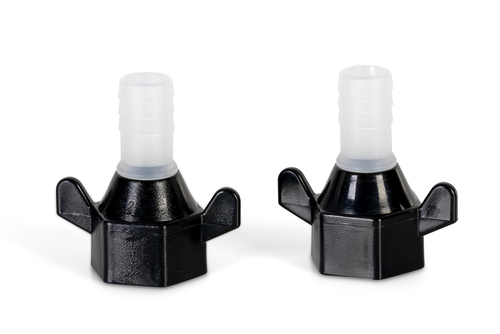 Detailopname van de wateraansluitingen en de 12V bedrading van de zelfaanzuigende membraanpomp, inclusief meegeleverde slangpilaar.