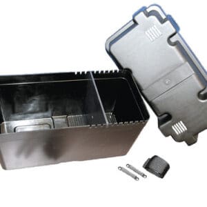 Zwarte kunststof accubak met deksel en zwarte bevestigingsriemen voor montage in een caravan of camper-gobanna-01