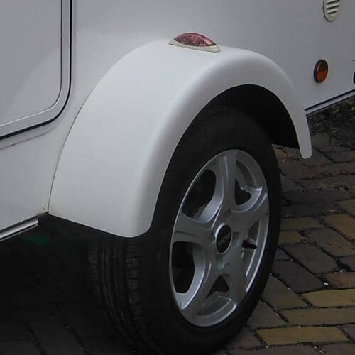 Wit polyester spatbord met ronde vormen voor een minicaravan of aanhanger met 15 inch wielen