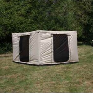 Grijze lichtgewicht zijwand met gaasramen bevestigd aan een Gobanna Comfortwing luifel | Gobanna